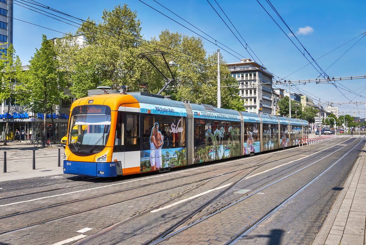 Der rnv-Tramwagen 5711, fährt kurz vor der Haltestelle Mannheim Hauptbahnhof vorüber.
Unterwegs war die Garnitur auf der Linie 1 (MA-Rheinau, Bahnhof - Schönau, Endstelle).
Aufgenommen am 20.4.2017.