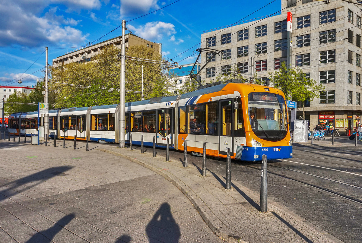Der rnv-Tramwagen 5716, fährt kurz vor der Haltestelle Mannheim Hauptbahnhof vorüber.
Unterwegs war die Garnitur auf der Linie 1 (MA-Rheinau, Bahnhof - Schönau, Endstelle).
Aufgenommen am 6.4.2017.