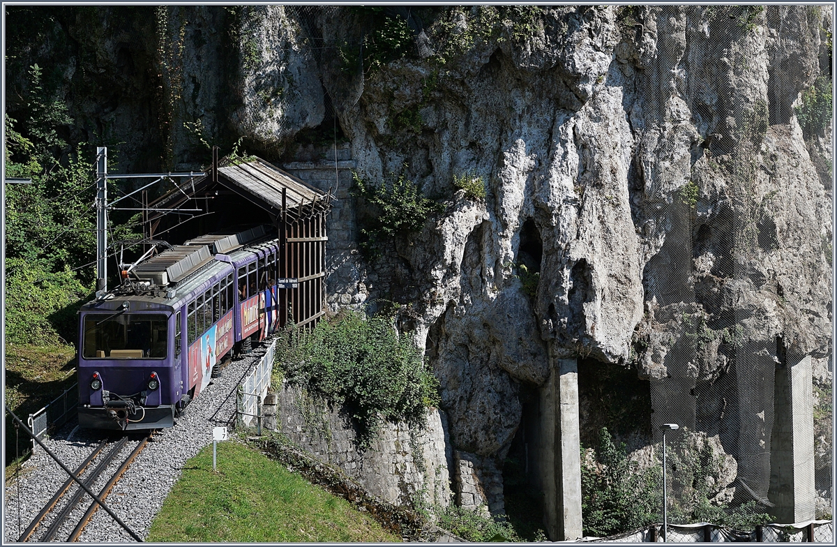 Der Rocheres de Naye Beh 4/8 302 verschwindet bei Toveyre im 386 Meter langen Valmont Kehrtunnel.
13. August 2017