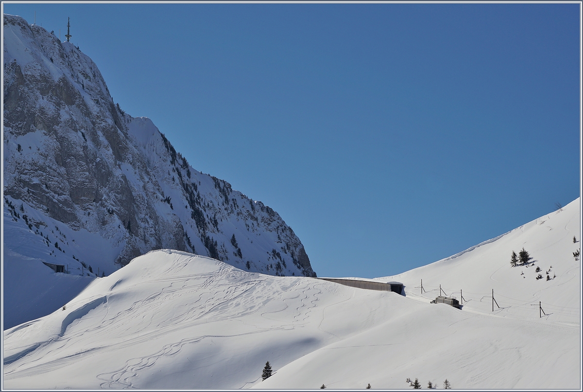 Der Rochers de Naye Beh 4/8 304  La Tour de Peilz  auf dem Weg zum Rochers de Naye kurz nach der Abfahrt in Jaman in der verschneiten Landschaft der Waadtländer Alpen. 

24. März 2018