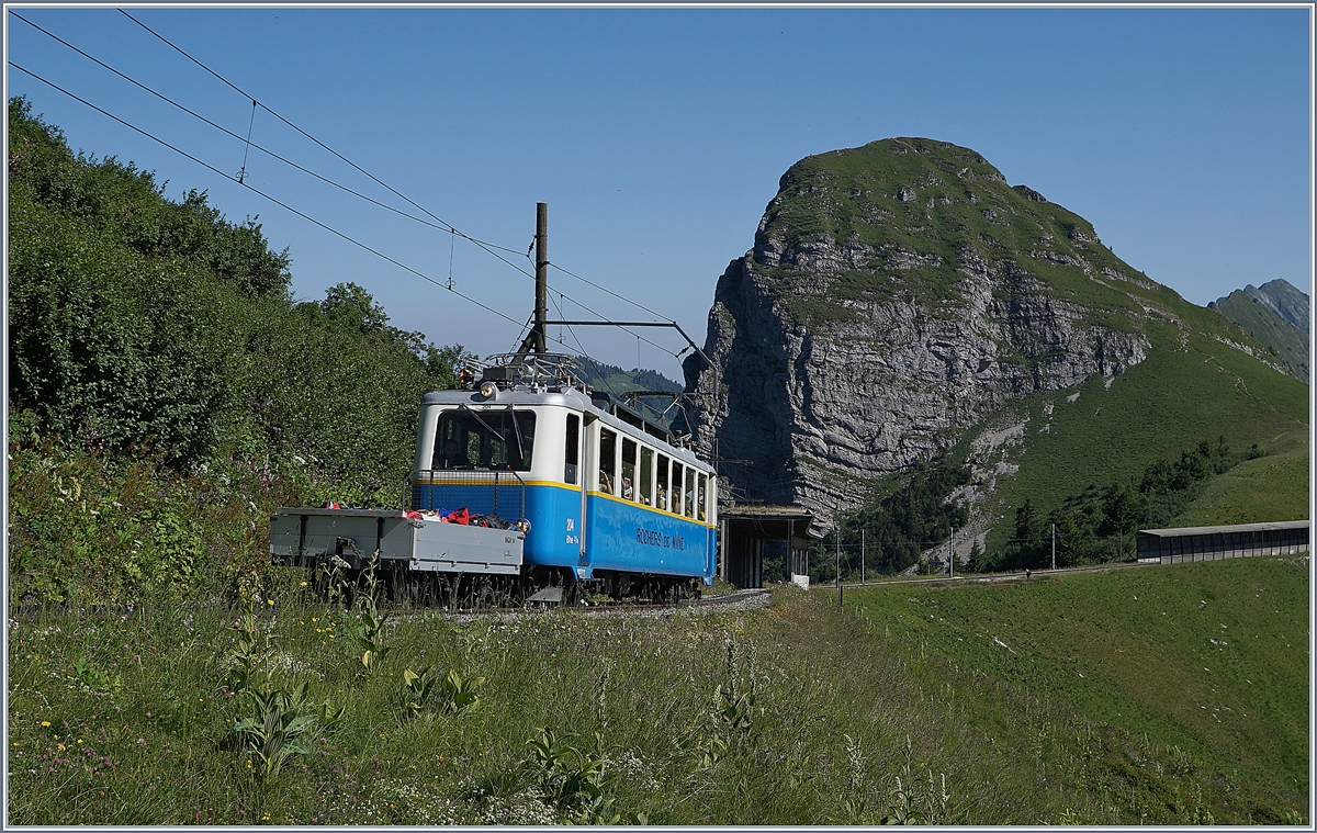 Der Rochers de Naye Beh 2/4 204 ist mit einem Vorstellwagen kurz nach Jaman auf dem Weg zum Rochers de Naye. 

1. Juli 2018
