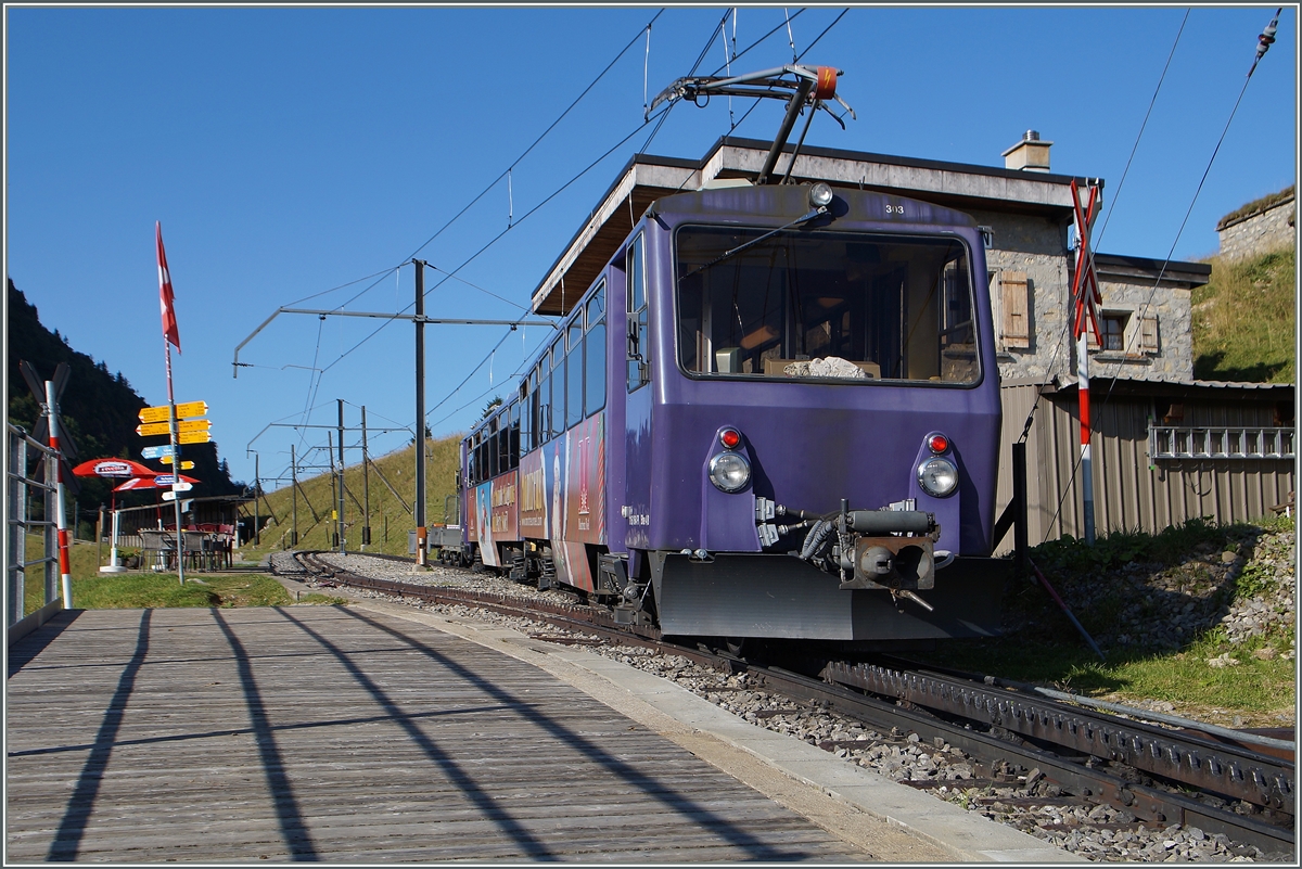 Der Rochers de Naye Beh 4/8 303 beim Halt in Jaman. 
4. Sept. 2014 