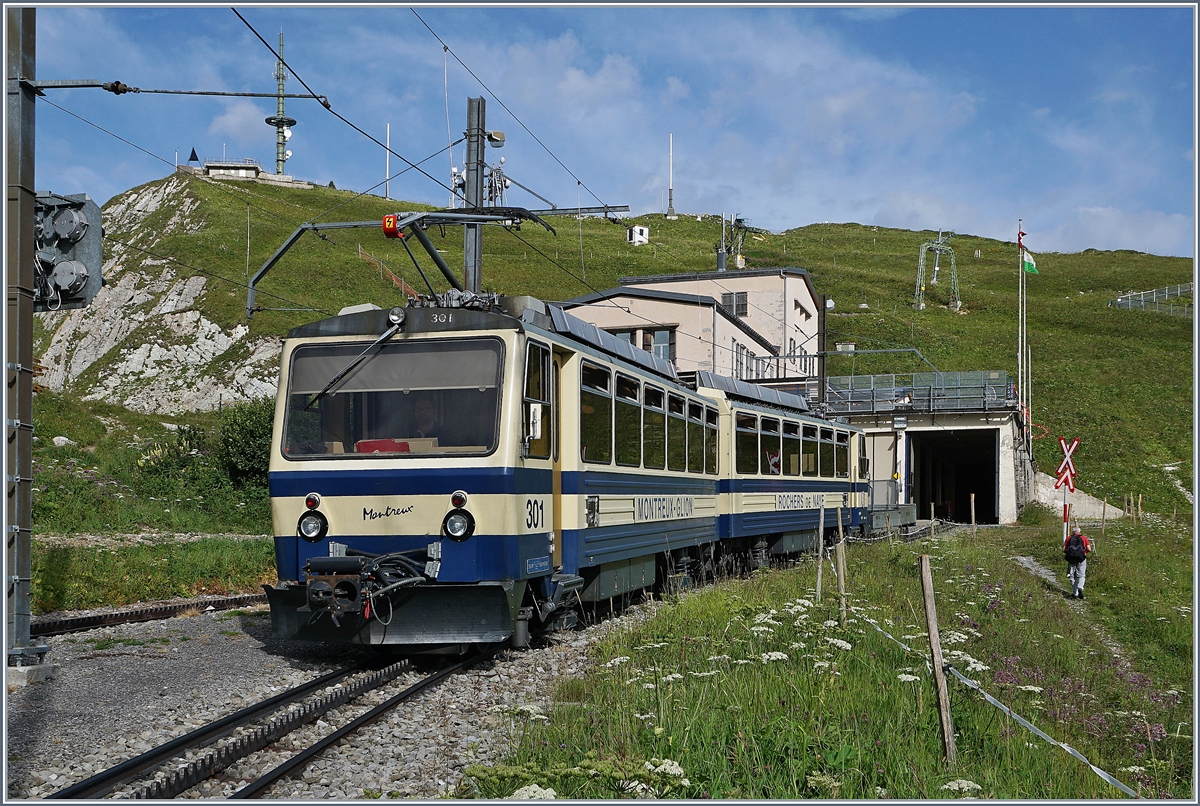 Der Rochers de Naye Bhe 4/8 301, als erste Zug von Montreux auf der Gipfelstation angekommen, fährt nach einer kurzen Wendezeit wieder Talwärts.
3. August 2017