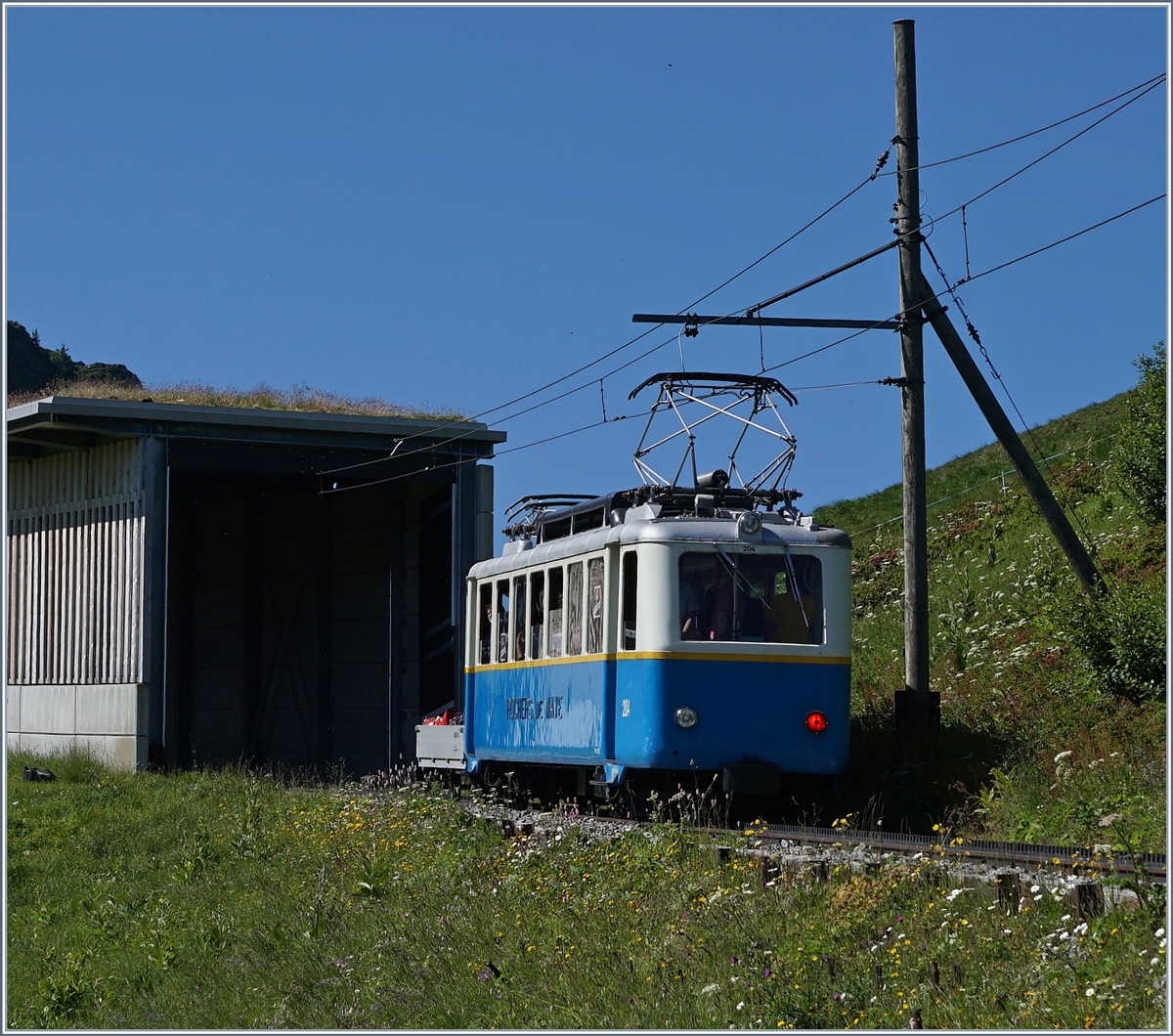 Der Rochers de Naye Bhe 2/4 204 kurz vor der Haltestelle La Perche auf dem Weg zum Rochers de Naye.
1. Juli 2018