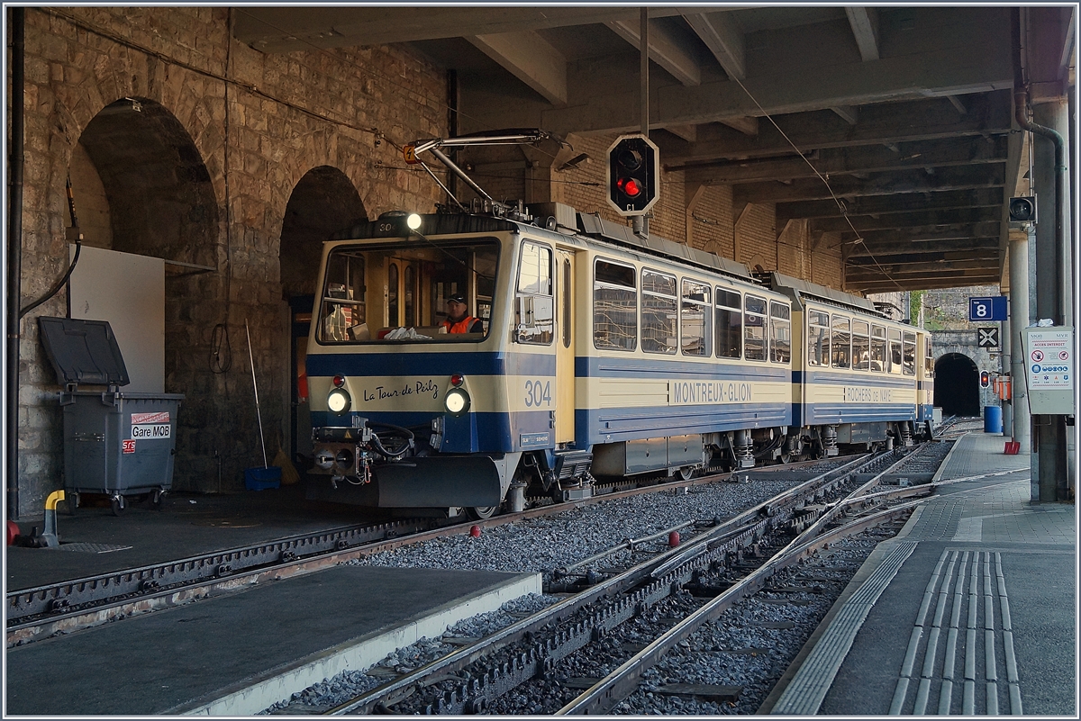 Der Rochers de Naye Bhe 4/8 304  La Tour de Peilz  fährt in Montreux auf Gleis 9 ein. 

24. März 2019