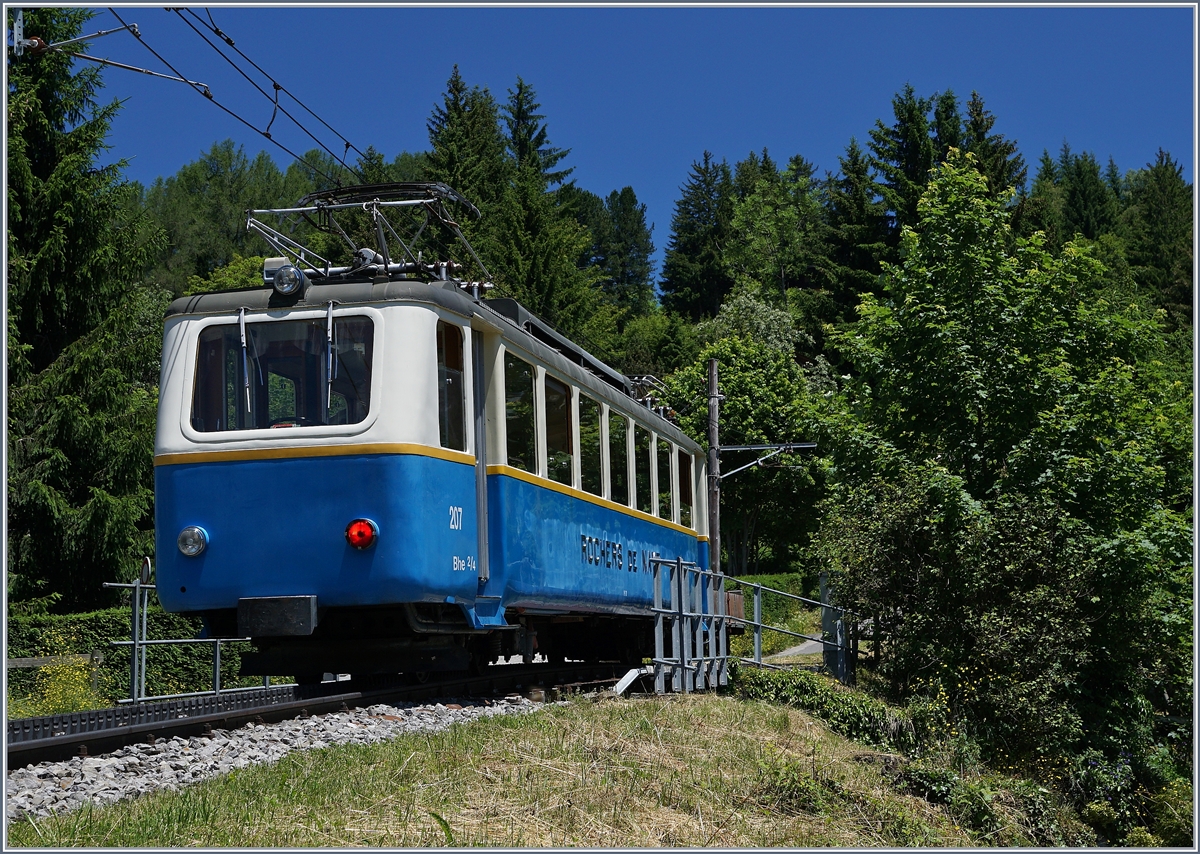 Der Rochers de Naye Bhe 2/4 207 ist bei Caux auf dem Weg zur Gipfelstation.

3. Juli 2016