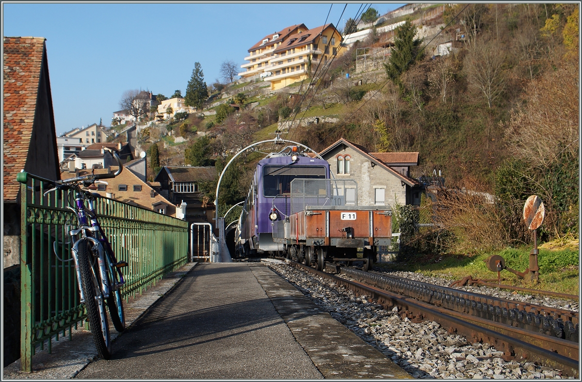Der Rochers de Naye Bhe 4/8 303 und ein weiterer Bhe 4/8 sind auf dem Weg zum Rochers de Naye. Der Zug erreichen die Station Les Planches (Montreux). Wie meist üblich, verkehrt der Zug mit Vorstellwagen, in diesem Fall mit dem F11 an der Spitze, welche die Sicht auf die Triebwagen etwas verdeckt. 

8. Dezember 2015