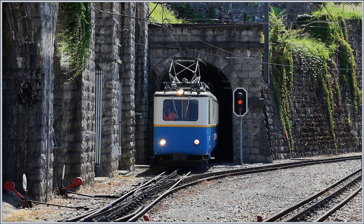 Der Rochers de Naye Bhe 2/4 207 erreicht sein Ziel, die  Talstation  Montreux. 
(Fotostanort: vom Ende des Bahnsteiges)

7. August 2016
