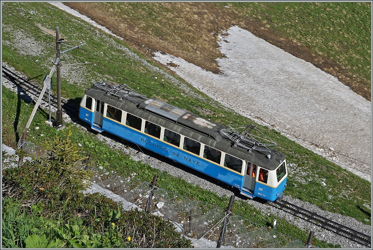 Der Rochers de Naye Bhe 2/4 207 auf Dienstfahrt kurz nach der Gipfelstation.
28. Juni 2016