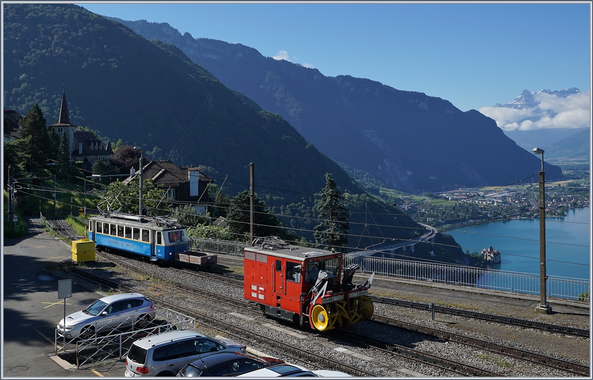 Der Roches de Naye Bhe 2/4 207 erreicht Glion. Unten am See ist das Château de Chillon zu sehen und weiter hinten der Bahnhof von Villeneuve.
3. Juli 2016
