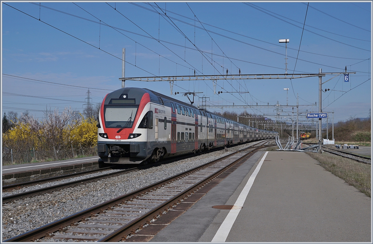 Der in Roches VD durchfahrende RE von St-Maurice nach Annemasse dient mir als  Aufhänger  für mein heute letztes Bild zum Thema Fahrleitung und soll zeigen, dass die  Doppelisolatoren  auch heute noch recht oft zu finden sind. 

17. März 2020