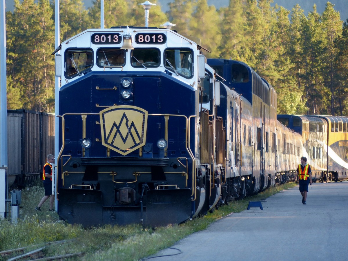 Der Rocky Mountaineer nach der Ankunft in Jasper am 05.09.2013. Es wird ein letzter Kontrollgang gemacht bevor der Zug auf das Abstellgleis fhrt.