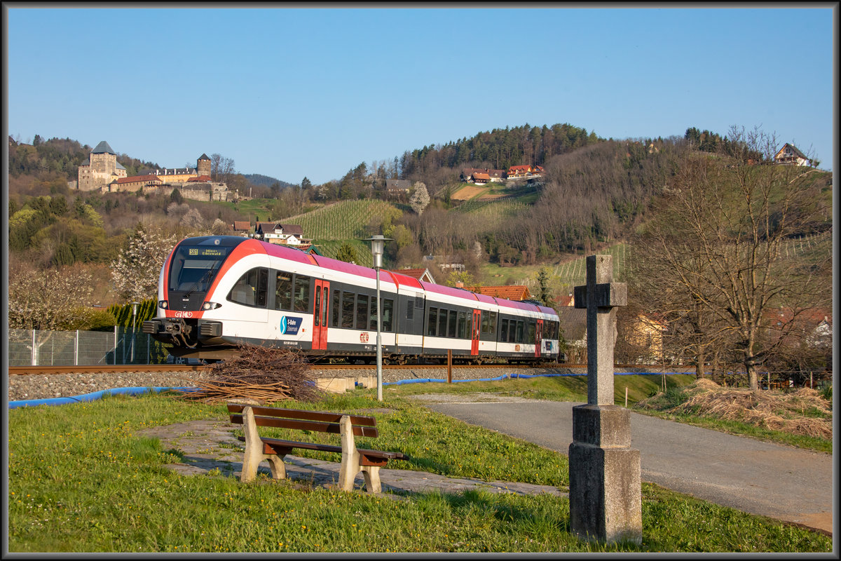 Der Rosenbusch der dieses kleine Kreuz schmückte ist zu meiner Enttäuschung nicht mehr da und auch der Christus ist in keinem guten Zustand. 
Mal Vielleicht wird´s ja bald mal renoviert. 
Karfreitag ( 10.04.) 2020