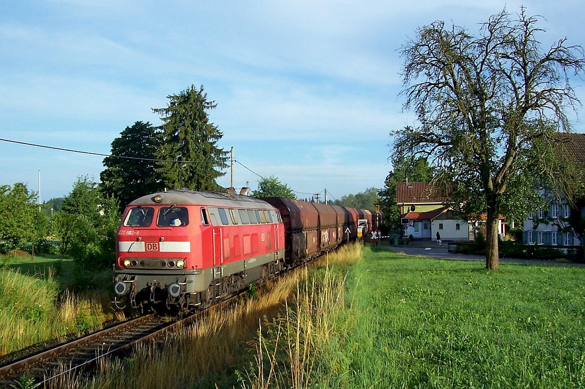 Der  Roßberger Kieszug  mit 225 802-8 passiert mit leeren Wagen am 12.07.2010 Haslanden auf der Fahrt von Friedrichshafen nach Roßberg.