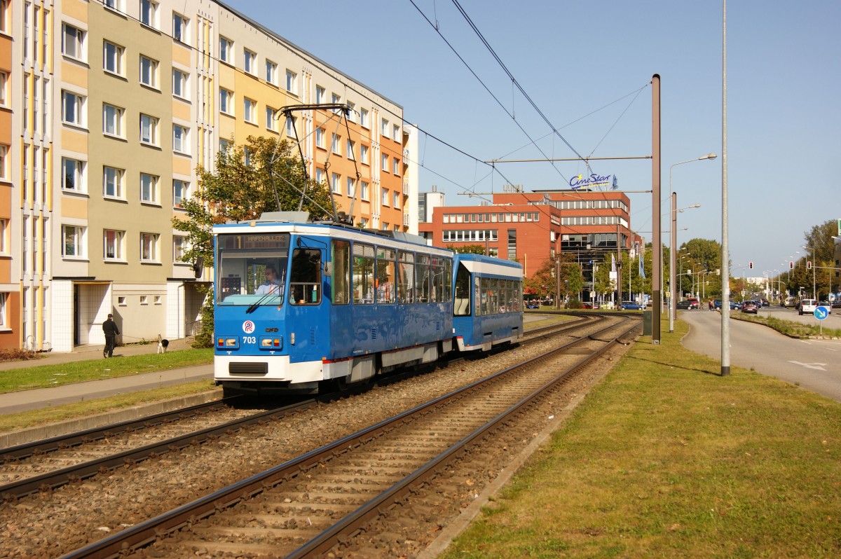 Der Rostocker T6A2 703 war am 27.9.2014 auf einer Fotofahrt unterwegs und wurde hier kurz vor der Haltestelle St. Petersburger Straße abgelichtet.