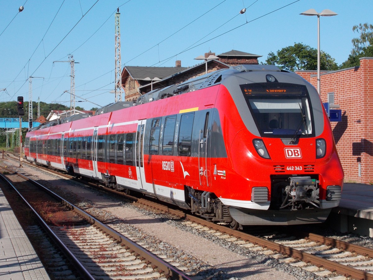 Der Rostocker Talent2 442 431 verließ,am 29.Mai 2014,als RE 13015 Rostock-Sassnitz,Bergen/Rügen.
