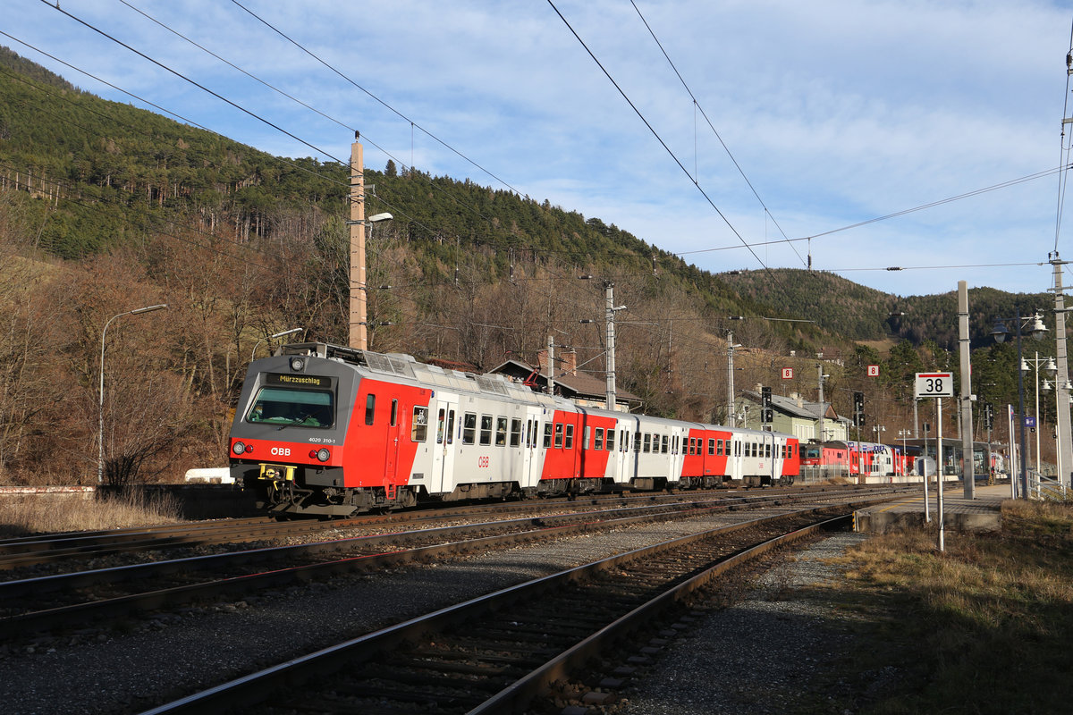 Der rote 4020.310 wurde am 31.12.17 gegen den roten 4020.314 in Payerbach getauscht,und fährt als Reg. nach Mürzzuschlag.
