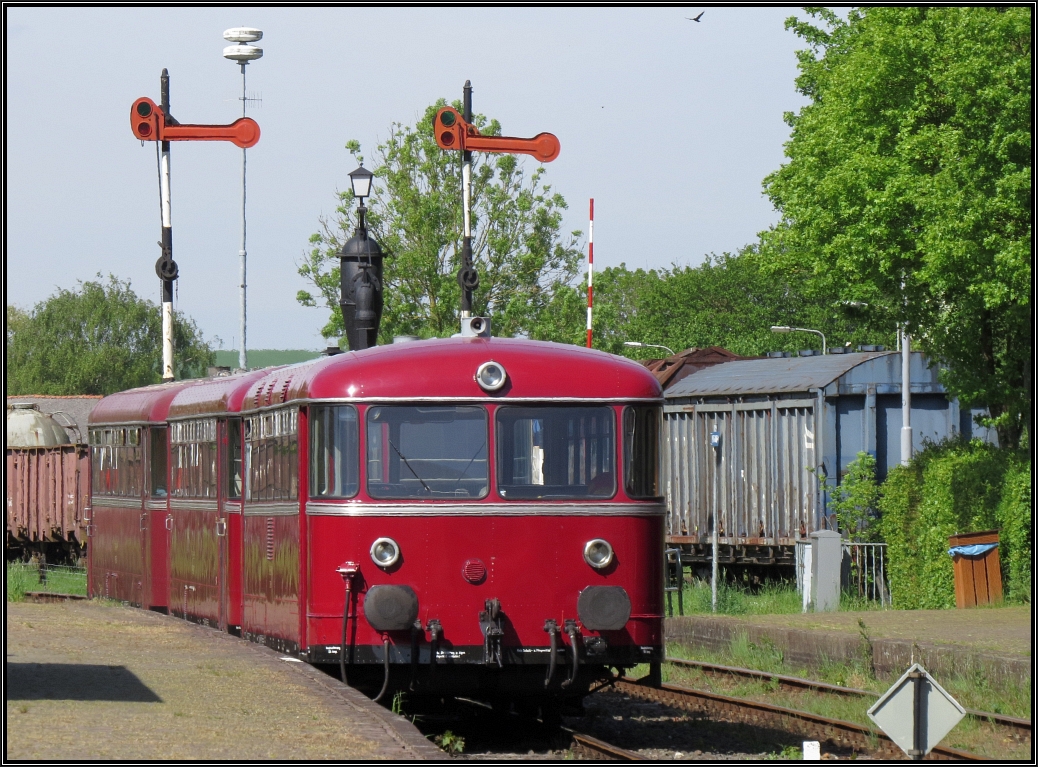 Der Rote Brummer der Zlsm gönnt sich am Bahnsteig von Simpelveld eine Pause,bevor es gleich gemütlich nach Valkenburg geht.Szenario vom 14.Mai.15 bei der Museumsbahn der Zlsm in den Niederlanden.
