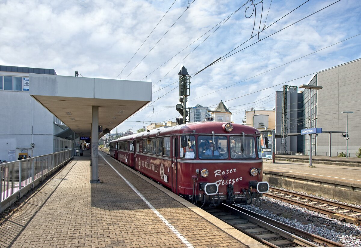 Der  Rote Flitzer  (798 469-2, 998 417-9 und 998 554-9) verlässt als Kloster-Flitzer den Bahnhof Ludwigsburg in Richtung Maulbronn (30.07.2022)