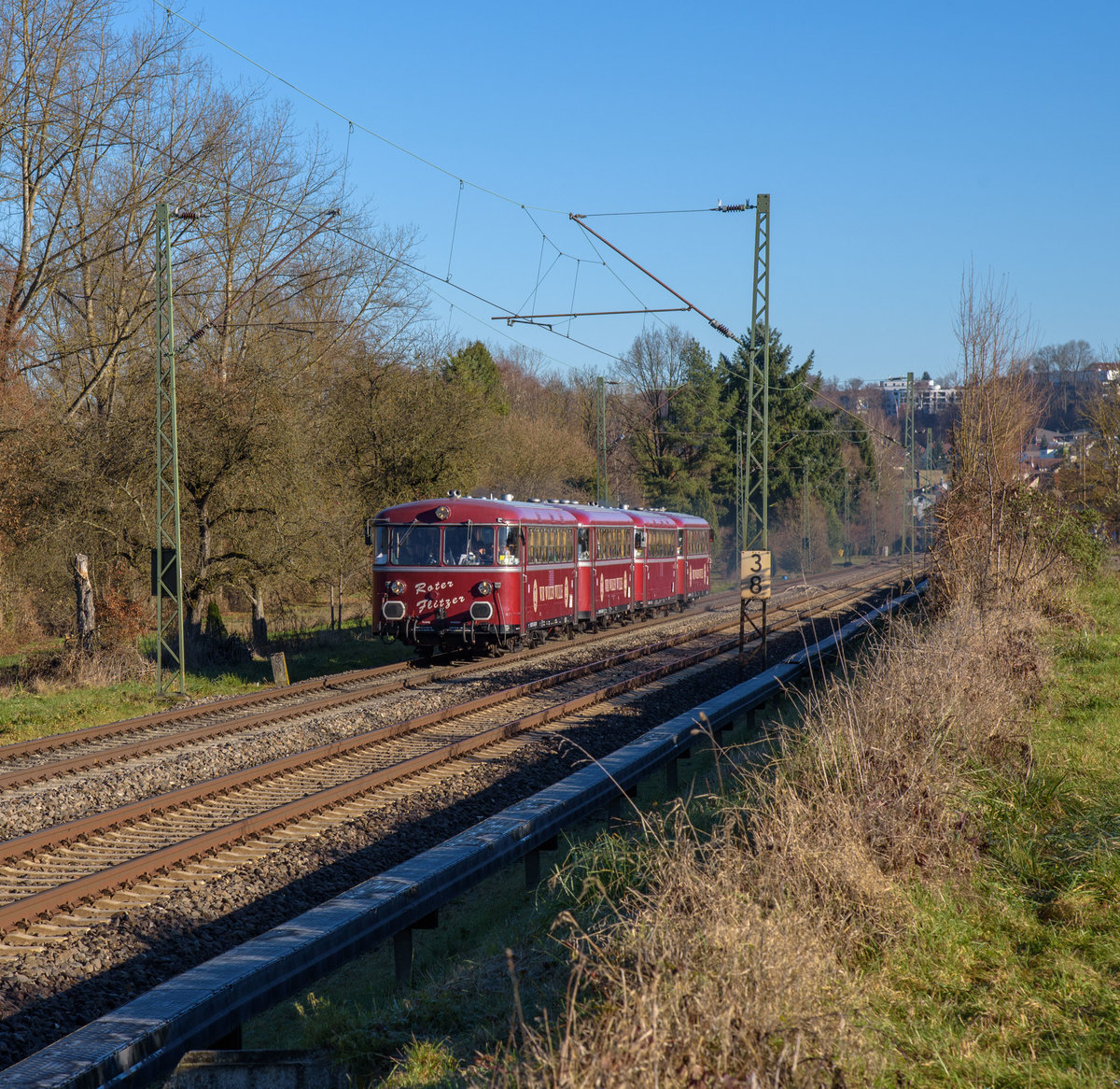 Der Rote Flitzer als DPE24245 auf dem Weg nach Hechingen zum Königl.Weihnachtsmarkt.Aufgenommen bei Wernau am Neckar am 3.12.2016.
