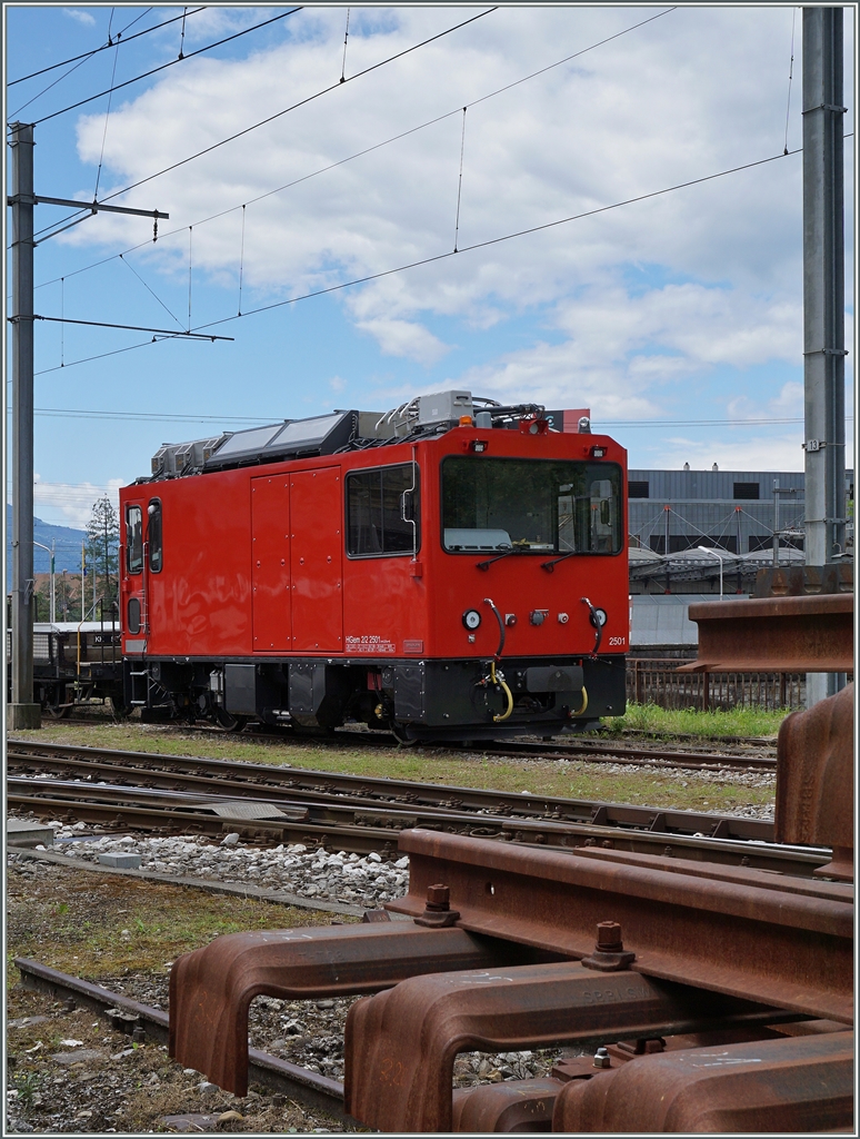 Der  Rote Klotz , auch HGem 2/2 2501 genannt, in Vevey.
19. Juni 2016