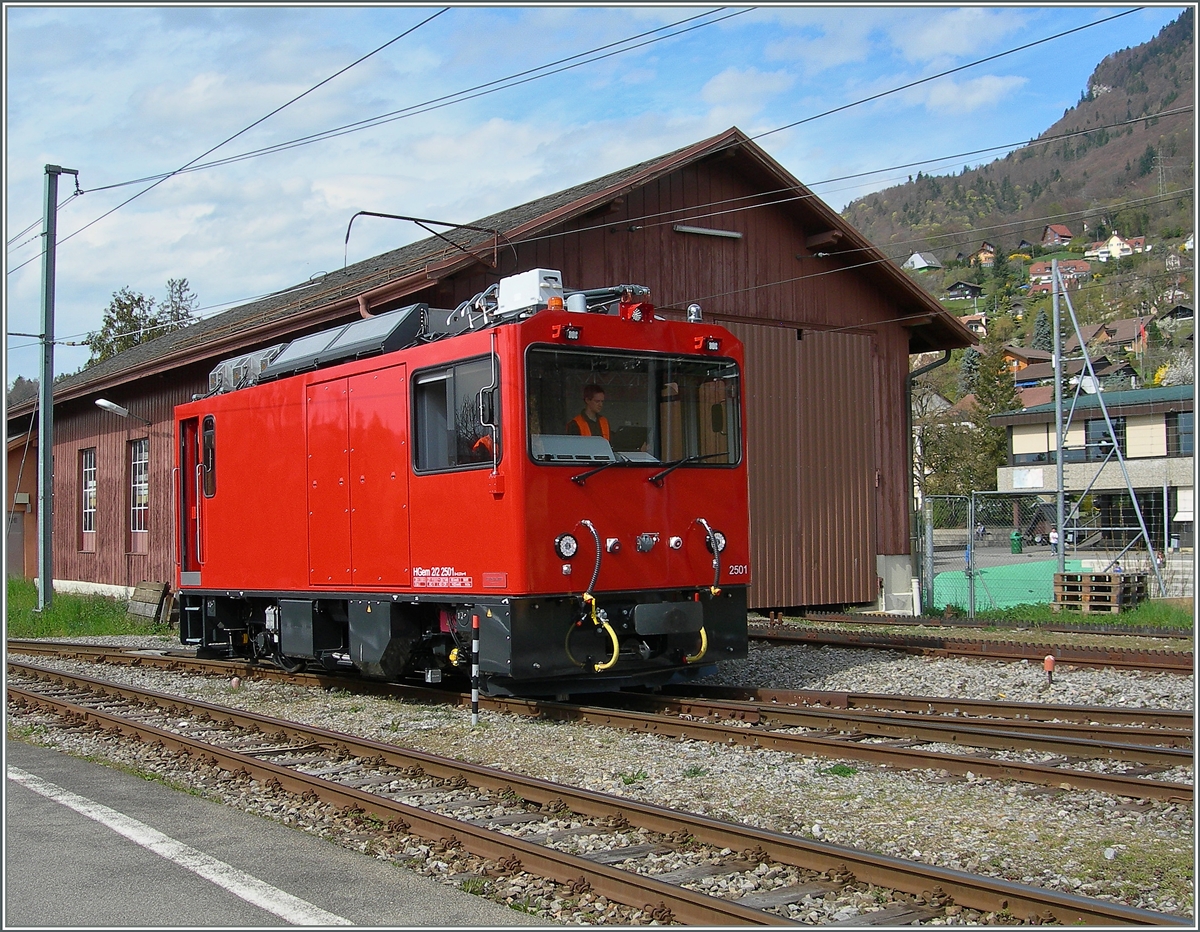 Der  rote Klotz  HGem 2/2 2501 dieselt in Blonay ein.
12. April 2016