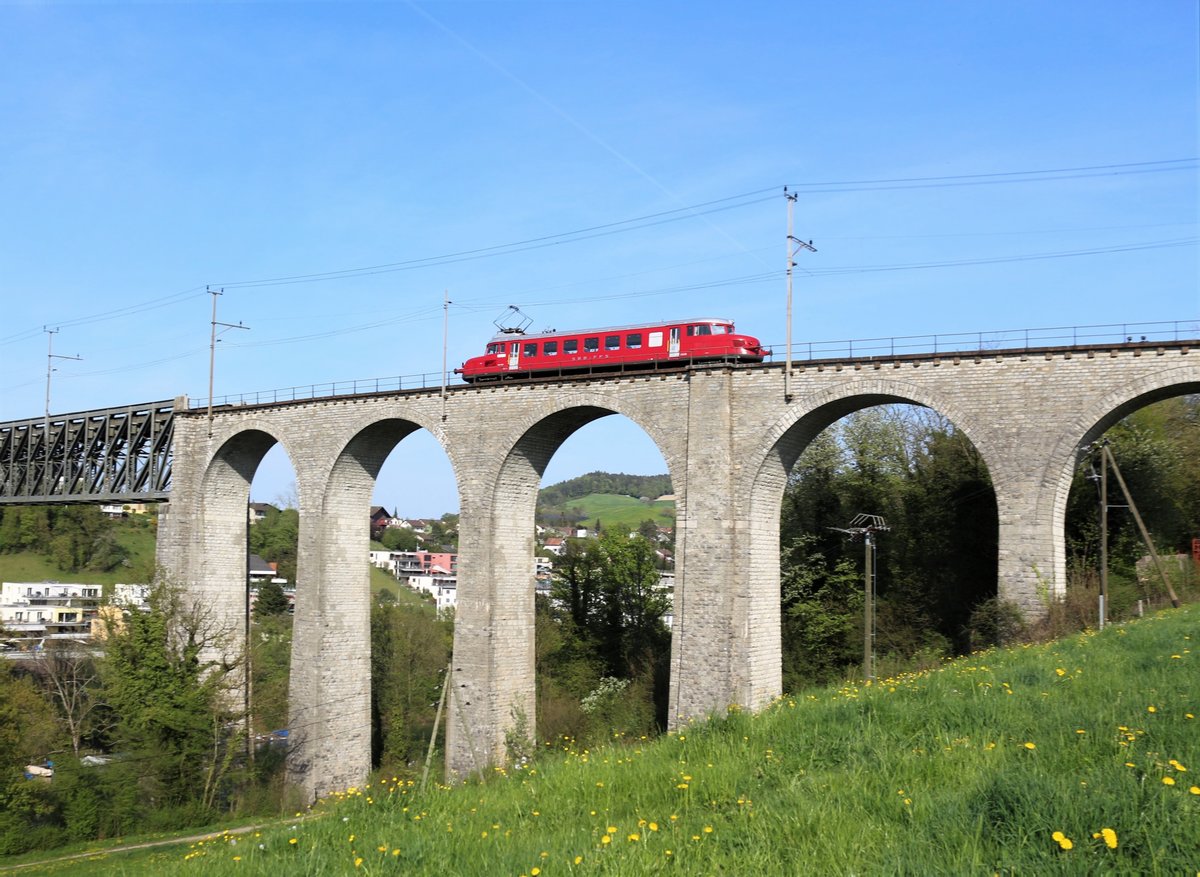 Der Rote Pfeil auf der Eglisauer Rheinbrücke: SBB Historic RAe 2/4 Nr. 1001 durchquert am 21. April 2018 anlässlich einer Extrafahrt von Schaffhausen nach Olten, die Rheinbrücke bei Eglisau.