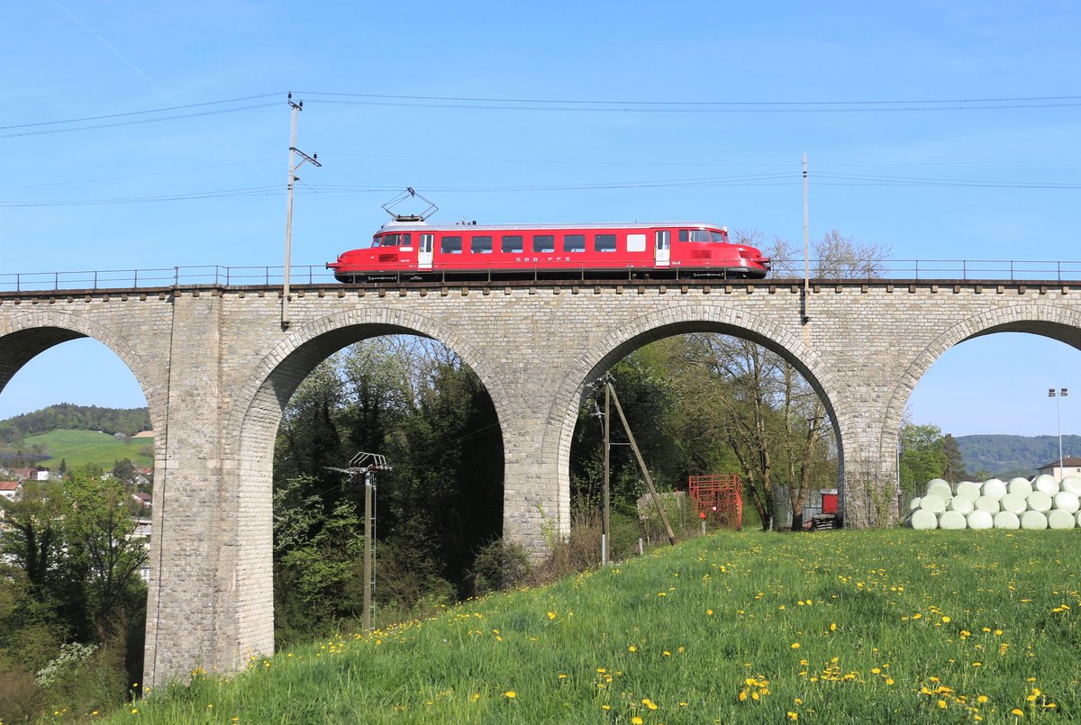 Der Rote Pfeil auf der Eglisauer Rheinbrücke: SBB Historic RAe 2/4 Nr. 1001 durchquert am 21. April 2018 anlässlich einer Extrafahrt von Schaffhausen nach Olten, die Rheinbrücke bei Eglisau.