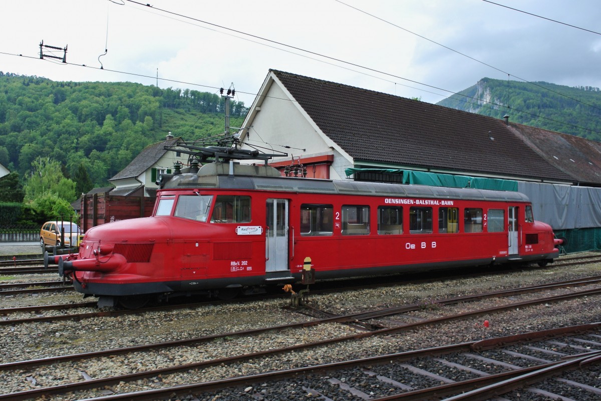 Der rote Pfeil der OeBB, RBe 2/4 202, ex. SBB, abgestellt in Balsthal, 15.05.2014.