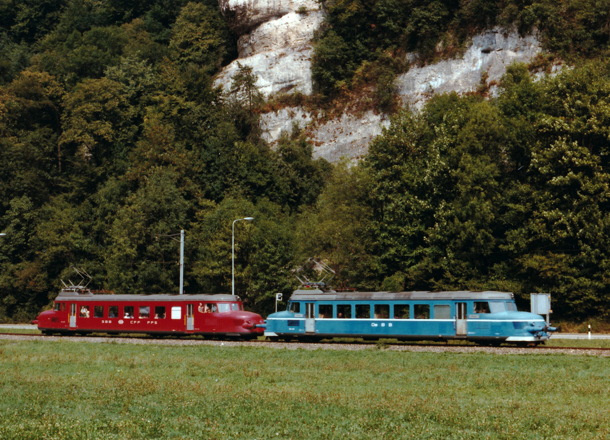 Der ROTE PFEIL der Oensingen-Balsthal-Bahn/OeBB.
Infolge eines schweren Motorenschadens steht der RBe 2/4 202 seit dem September 2019 im Depot Balsthal. Erst im Herbst 2021 soll das Paradepferd der OeBB wieder auf der Strecke mit neuer Lackierung präsent sein. Die Inbetriebsetzung bei den SBB erfolgte im Jahre 1938. Die OeBB hatte ihn 1974 erworben. Vor der Übergabe erneuerte die SBB Werkstätte Zürich den Anstrich  auf die hellblaue Farbe und vollzog eine R 1.
Gegegenwärtig gibt es in der Schweiz noch drei Rote Pfeile.
RAe 2/4 1001 bei SBB Historic.
RBe 2/4 202 bei der OeBB.
RCe 2/4 1003 im Verkehrshaus der Schweiz in Luzern.
RBe 2/4 202 mit RAe 2/4 1001 vereint auf der Fahrt nach Oensingen im Oktober 1984.
Foto: Walter Ruetsch
