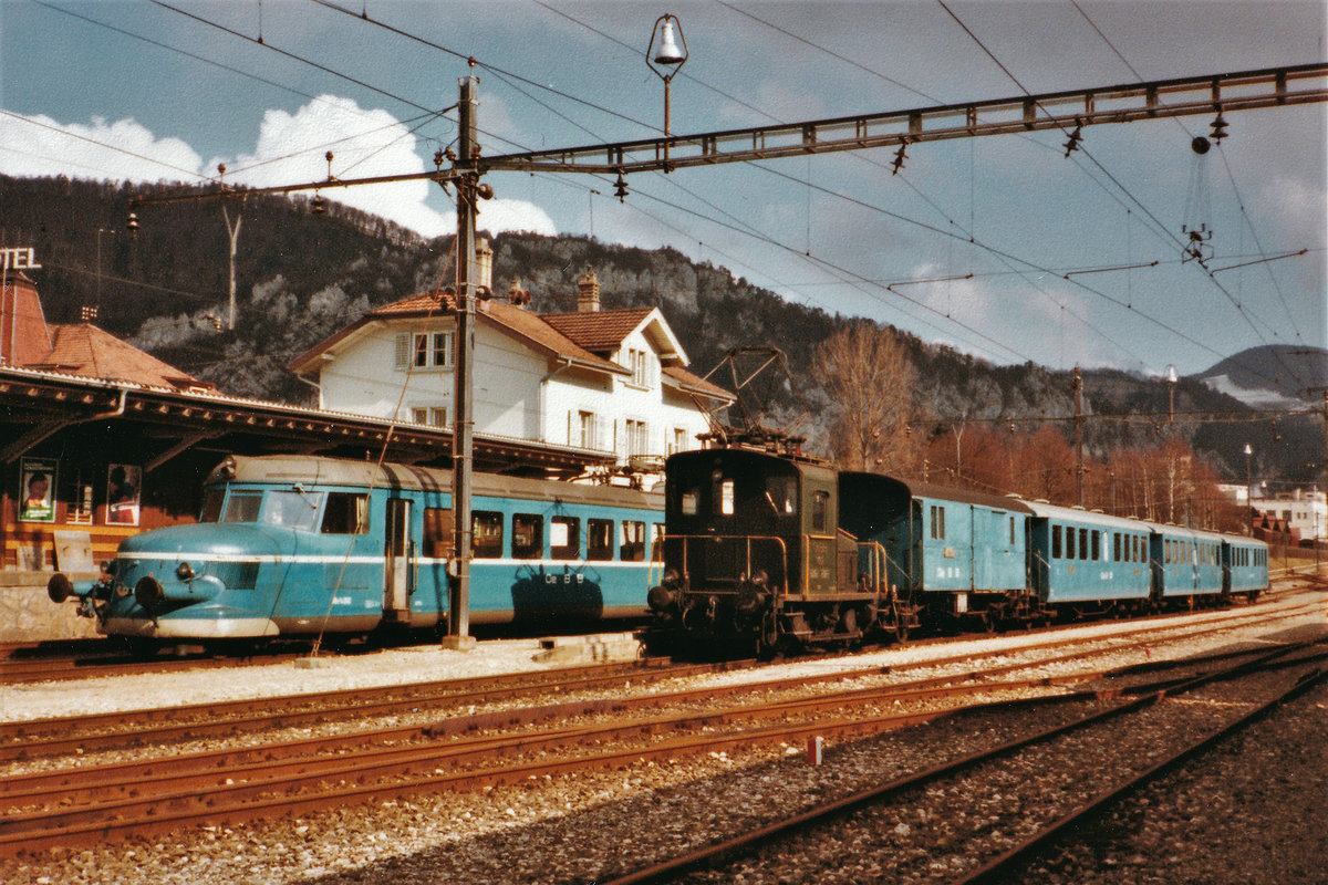 Der ROTE PFEIL der Oensingen-Balsthal-Bahn/OeBB.
Infolge eines schweren Motorenschadens steht der RBe 2/4 202 seit dem September 2019 im Depot Balsthal. Erst im Herbst 2021 soll das Paradepferd der OeBB wieder auf der Strecke mit neuer Lackierung präsent sein. Die Inbetriebsetzung bei den SBB erfolgte im Jahre 1938. Die OeBB hatte ihn 1974 erworben. Vor der Übergabe erneuerte die SBB Werkstätte Zürich den Anstrich  auf die hellblaue Farbe und vollzog eine R 1.
Gegegenwärtig gibt es in der Schweiz noch drei Rote Pfeile.
RAe 2/4 1001 bei SBB Historic.
RBe 2/4 202 bei der OeBB.
RCe 2/4 1003 im Verkehrshaus der Schweiz in Luzern.
Regionalzüge auf den nächsten Einsatzwartend in Balsthal im März 1979.
Foto: Walter Ruetsch
