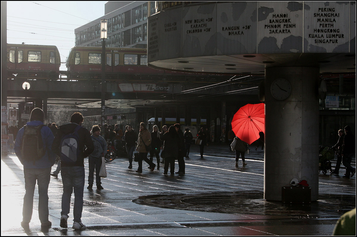 Der rote Regenschirm -

.. oder die S-Bahn über dem Trubel der Stadt.

Ein aktuelles Bild von Tim an ähnlicher Position hat mich motiviert, mich mal dieser spontan entstanden Aufnahme zuzuwenden. Der leuchtend rote Regenschirm und die gleichzeitig in den Bahnhof Alexanderplatz einfahrende S-Bahn hat mich da zur Kamera greifen lassen. Obwohl die Bahn eher ein Hintergrundrolle spielt finde ich dennoch, dass es gut in die Kategorie Bahn und Städte passt.

Berlin, 25.02.2016 (M) 