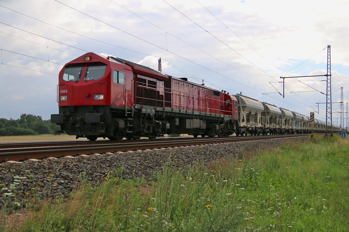 Der rote Tiger der HVLE, V330.5 (250 008-0) kam am 29.07.2015 mit Kieszug durch Dedensen-Gümmer in Richtung Wunstorf.