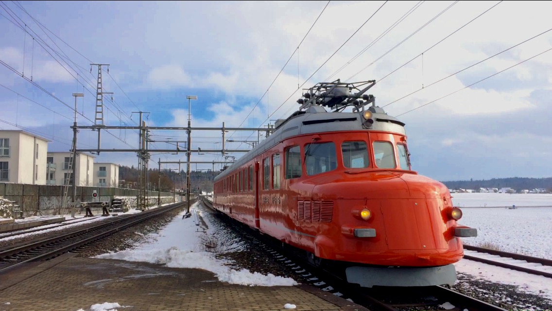 Der Roter Doppelpfeil  Churchill  (SBB RAe 4/8 1021) fuhr am 15.1.17 um etwa 13.15 Uhr durch den Bahnhof Bassersdorf, im Kanton Zürich. Der Churchill-Pfeil fuhr in Richtung Zürich.
