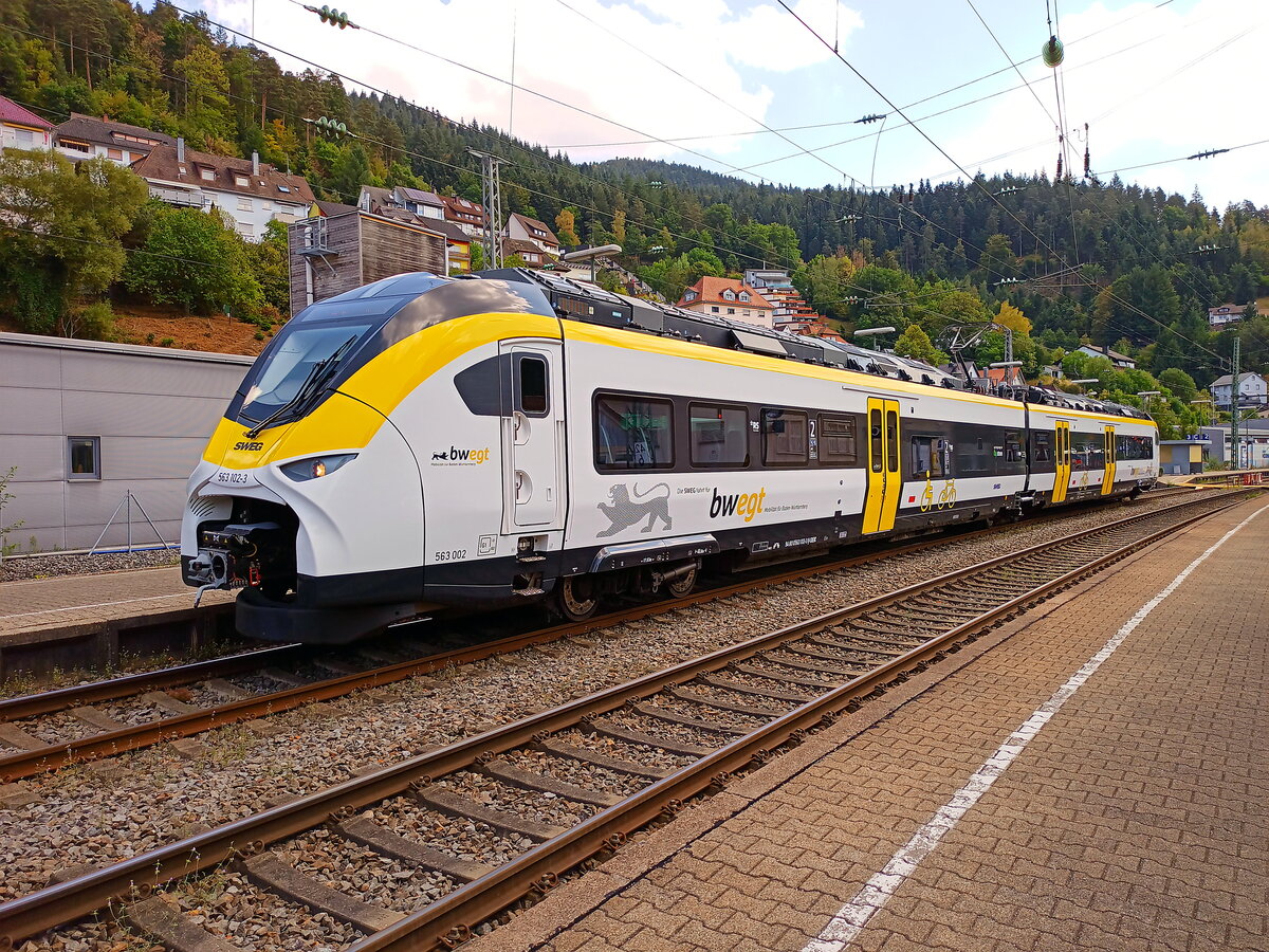 Der RS1/11 von Hornberg nach Offenburg. Hier in Hornberg bei seiner kleinen Pause von ca. 6 Minute, bevor der Zug seine Richtung wechselt und wieder nach Offenburg f�hrt.