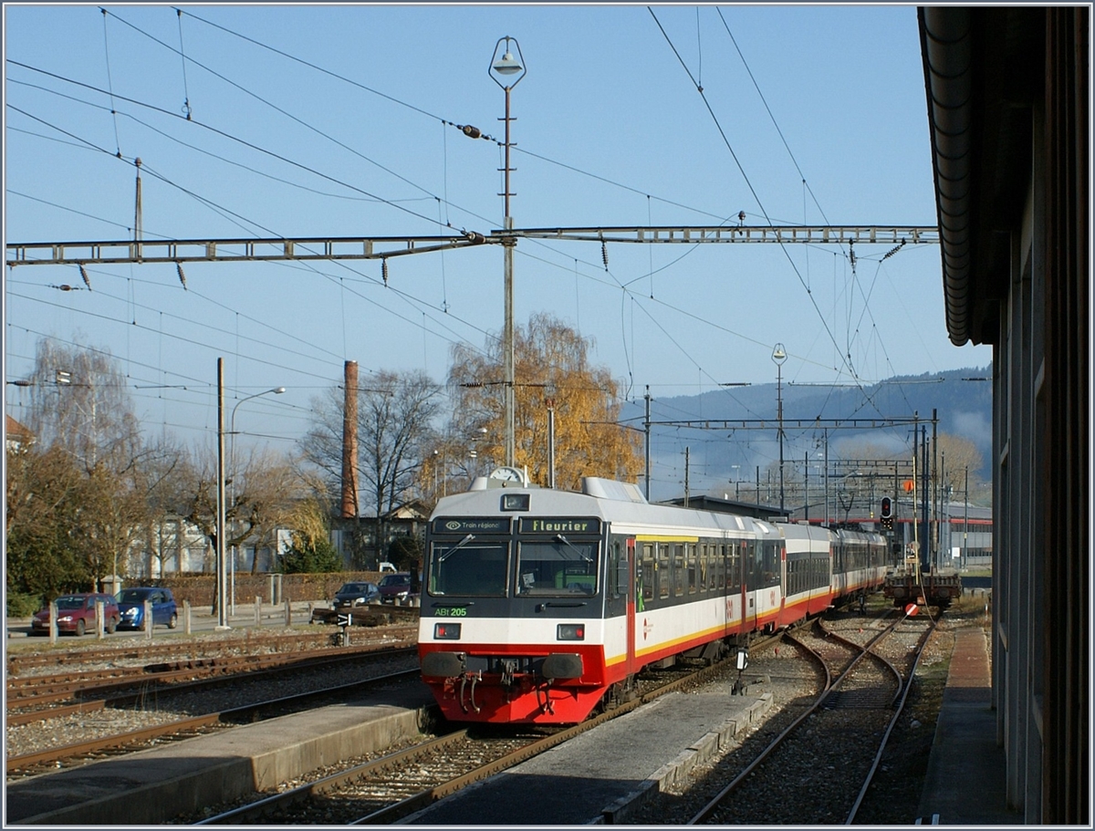 Der RTV TRN RBDe 566 317 mit ihrem Pendelzug rangiert in Fleurier. 

19. Nov. 2009