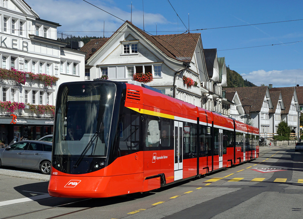 Der Ruckhalde-Tunnel ist eröffnet
Appenzeller Bahnen AB
Bilder vom grossen Eröffnungsfest,  Das Appenzellerland tanzt Tango , vom 6. Oktober 2018.
Der neue ABe 4/6 4103 auf der Ortsdurchfahrt Teufen.
Foto: Walter Ruetsch

