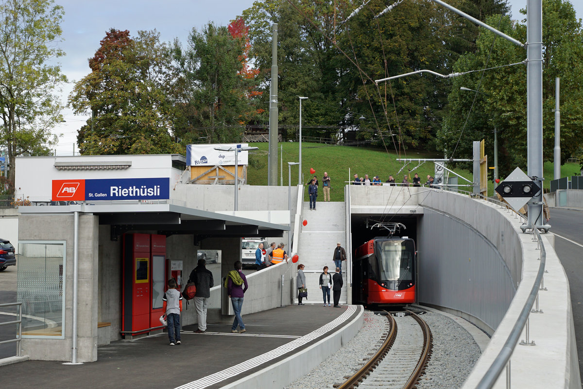 Der Ruckhalde-Tunnel ist eröffnet
Appenzeller Bahnen AB
Bilder vom grossen Eröffnungsfest,  Das Appenzellerland tanzt Tango , vom 6. Oktober 2018.
Bald ist der ABe 4/6 4003 im Ruckhalde-Tunnel verschwunden.
Foto: Walter Ruetsch
