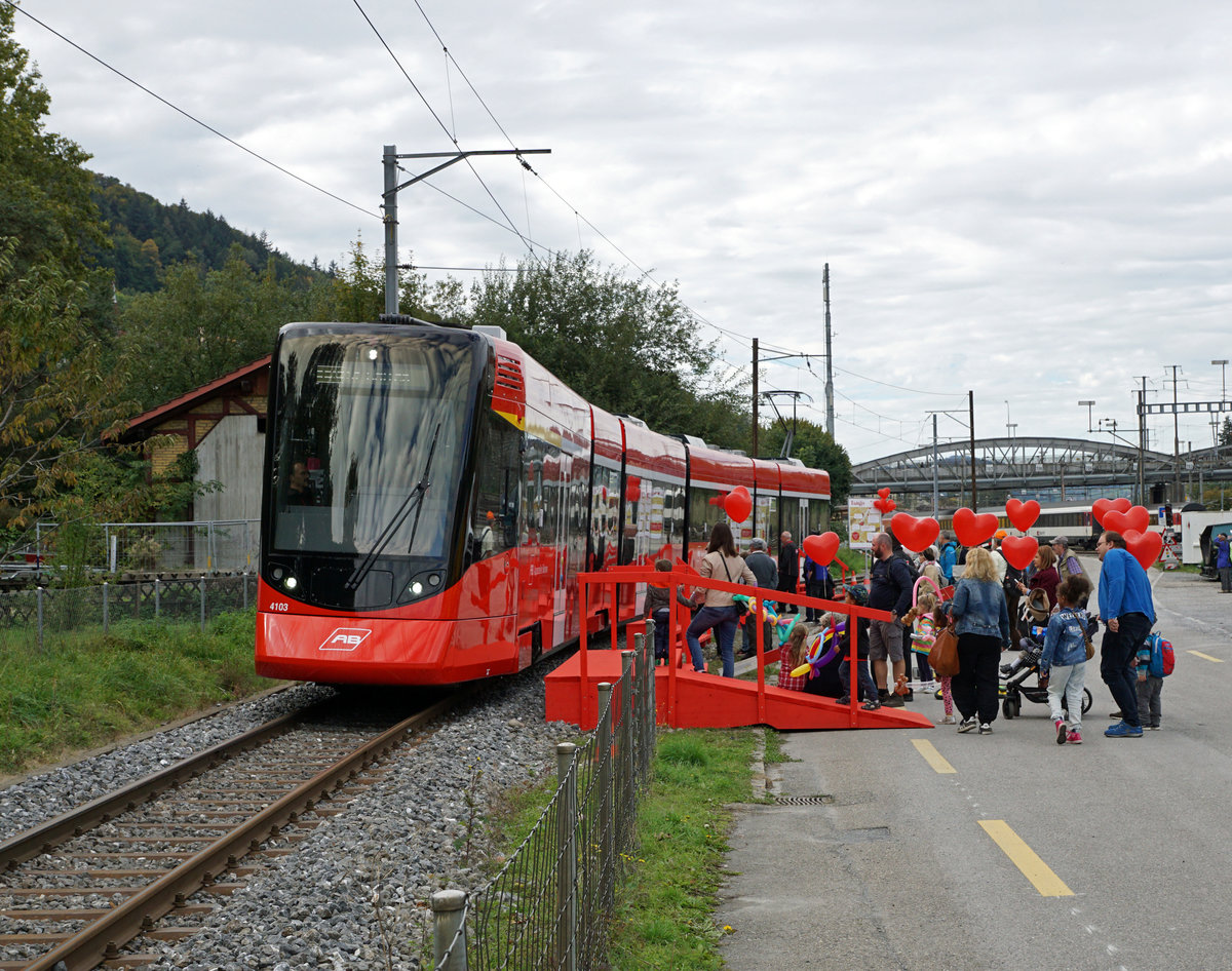 Der Ruckhalde-Tunnel ist eröffnet
Appenzeller Bahnen AB
Bilder vom grossen Eröffnungsfest,  Das Appenzellerland tanzt Tango , vom 6. Oktober 2018.
Der neue Triebzug ABe 4/6 beim Zwischenhalt auf der provisorischen Haltestelle beim Güterbahnhof St. Gallen.
Foto: Walter Ruetsch
