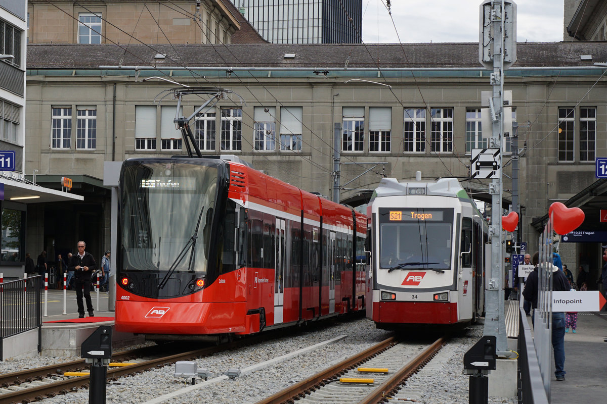 Der Ruckhalde-Tunnel ist eröffnet
Appenzeller Bahnen AB
Bilder vom grossen Eröffnungsfest,  Das Appenzellerland tanzt Tango , vom 6. Oktober 2018.
Begegnung zwischen dem neuen Triebzug ABe 4/6 4002 und dem alten Triebzug Be 4/8 34 der ehemaligen Trogener Bahn in St. Gallen am 6. Oktober 2018.
Foto: Walter Ruetsch
