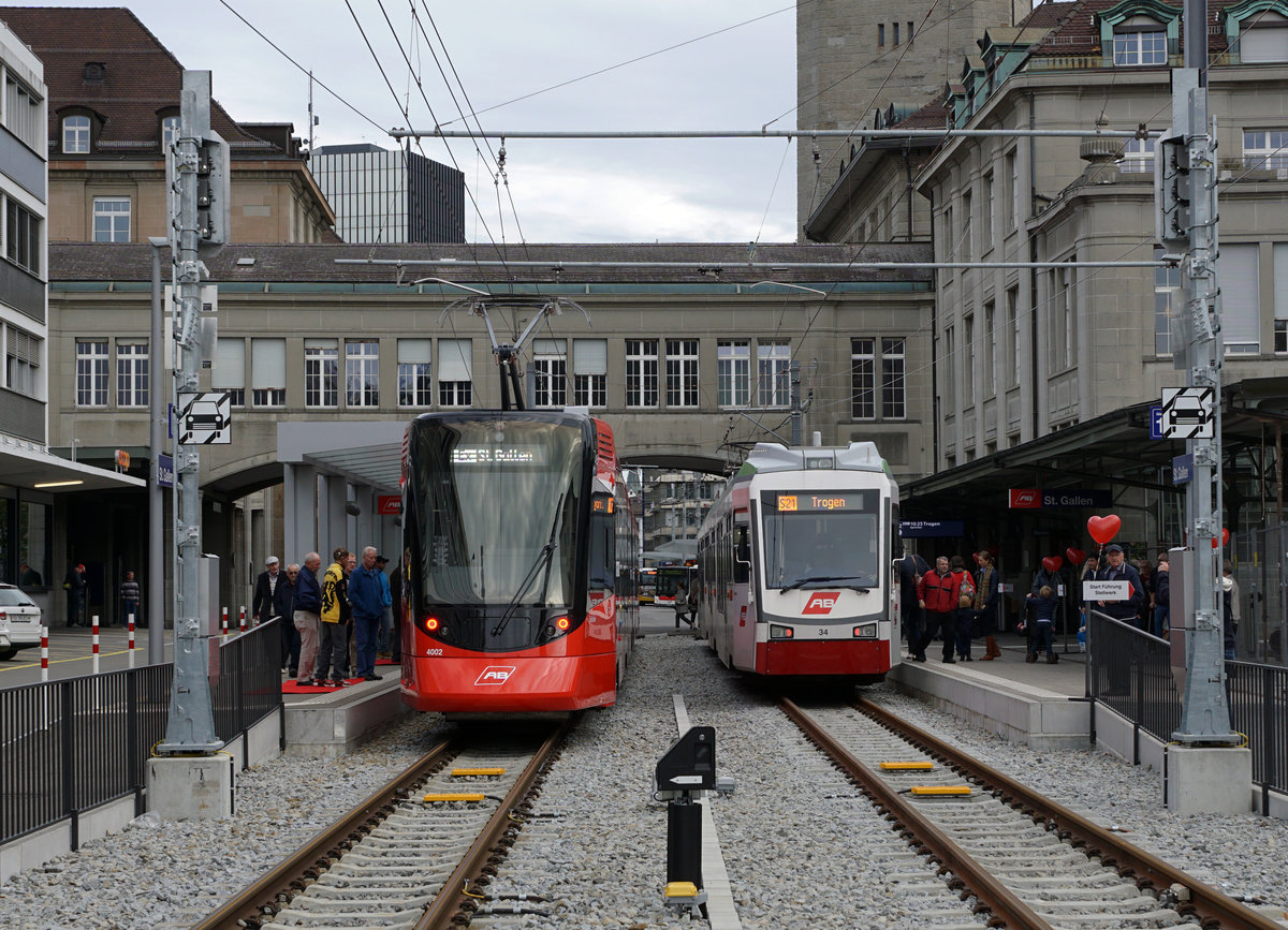 Der Ruckhalde-Tunnel ist eröffnet
Appenzeller Bahnen AB
Bilder vom grossen Eröffnungsfest,  Das Appenzellerland tanzt Tango , vom 6. Oktober 2018.
Begegnung zwischen dem neuen Triebzug ABe 4/6 4002 und dem alten Triebzug Be 4/8 34 der ehemaligen Trogener Bahn in St. Gallen am 6. Oktober 2018.
Foto: Walter Ruetsch

