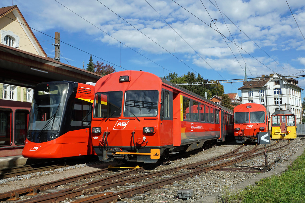 Der Ruckhalde-Tunnel ist eröffnet
Appenzeller Bahnen AB
Bilder vom grossen Eröffnungsfest,  Das Appenzellerland tanzt Tango , vom 6. Oktober 2018.
Durch die neue Streckenführung durch den Ruckhalde-Tunnel sowie die Inbetriebnahme der neuen und sehr beliebten  TANGOS ABe 4/6  ist das  EWIGE APPENZELLER BÄHNCHEN  zu einer  LEISTUNGSFÄHIGEN BAHN  geworden.
Die Fahrzeuge aus den 80-iger Jahre warten seit ihrer Ablösung durch die  TANGOS  gleich an mehreren Standorten arbeitslos auf mögliche Interessenten und den Schrottplatz.
Die ausrangierten Bt 112 und Bt 114 in der letzten Abendsonne in Gais.
Zum Fotostandort: Über Zaun, Bildausschnitt Fotoshop.  
Foto: Walter Ruetsch    
