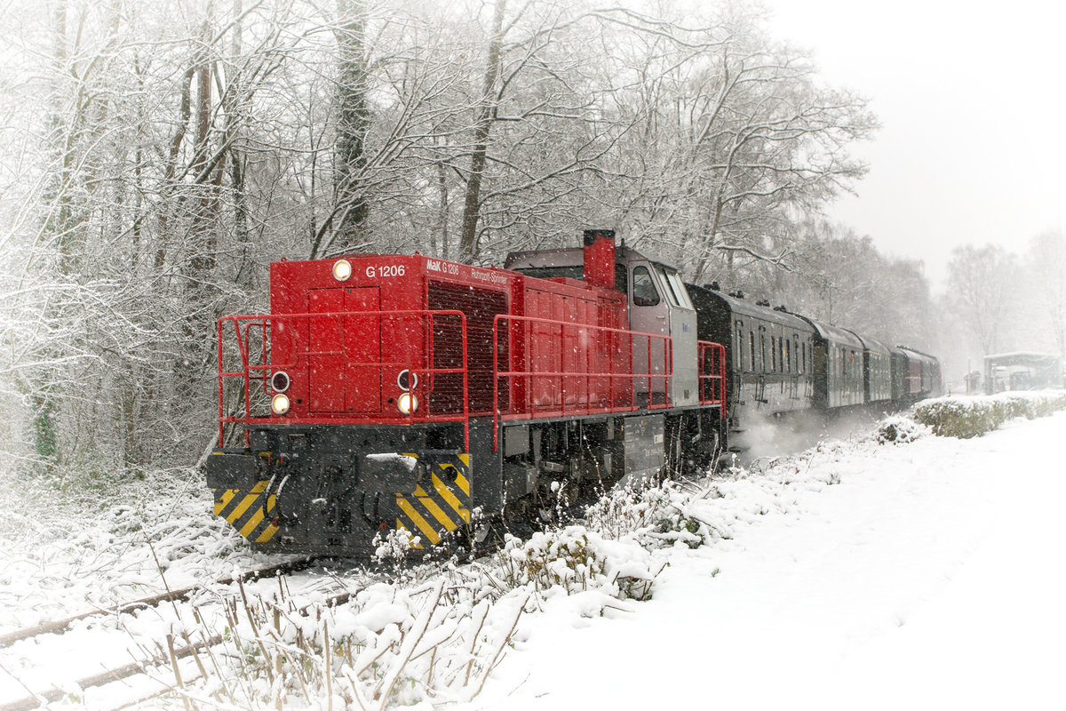 Der Ruhrpott-Sprinter MaK G 1206
zieht hier den Nikolauszug der Ruhrtalbahn zurück nach Hattingen. Aufgrund von Arbeiten war ein Umsetzen der Lok nicht möglich, so daß mit 2 Lokomotiven gefahren werden musste.
Hier erwischt in Witten-Bommern an der Zeche Theresia