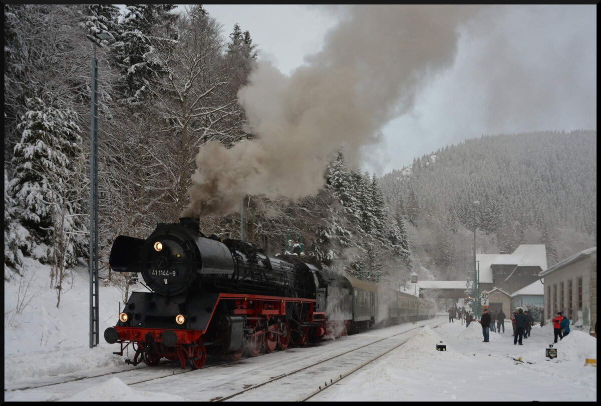 Der rund 30minütige Betriebshalt des Sonderzuges  Rodelblitz  (DPE 20395 Arnstadt - Eisenach) am 29.01.2023 in Oberhof wurde vom Personal der 41 1144-9 (IGE  Werrabahn Eisenach ) zum Wassernehmen an dem funktionstüchtigen!!! Wasserkran am Gleis 2 genutzt. Währenddessen hatten die Fahrgäste Zeit zum Fotografieren. In Oberhof halten seit Dezember 2017 planmäßig keine Personenzüge mehr. Die DB betreibt den Bahnhof seitdem nur noch als Betriebsbahnhof und Nothaltestelle mit Rettungsplatz für Havarien und Unfälle im unmittelbar angrenzenden 3039 m langen Brandleitetunnel (Baujahre 1881-84, saniert 2004-05).