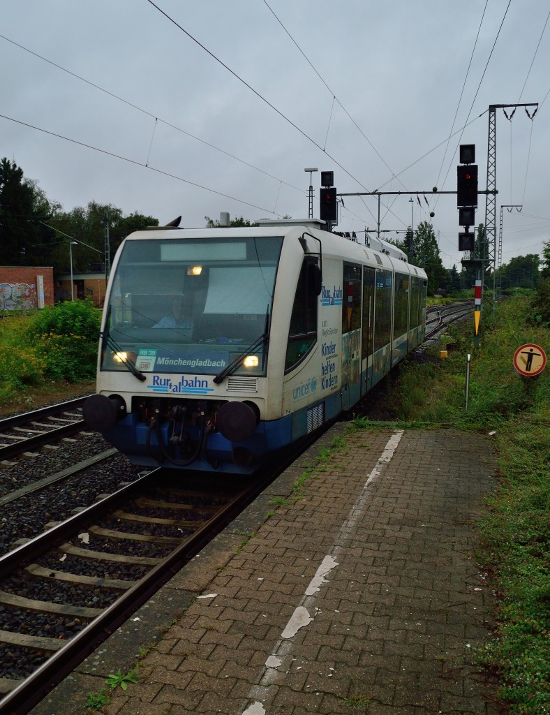Der Rurtalbahn-Triebwagen VT 6.017 ist gerade in Rheydt Hbf eingefahren. Er ist als RB 39 zwischen Dalheim und Mönchengladbach Hbf unterwegs am Abend des 26.8.2014.