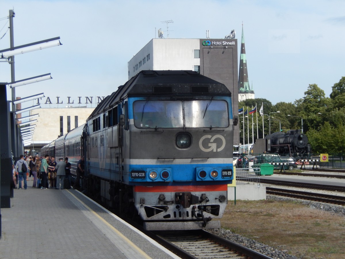 DER RUSSENEXPRESS - einzige verbliebene internationale Zugverbindung von Tallinn nach St.Petersburg, kurz vor der Ausfahrt in Tallinn. 26.08.2015