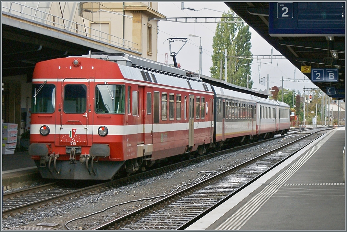 Der RVT RBDe 567 135 wartet in Neuchâtel mit seinem Regionalzug  auf die Abfahrt.

2. Okt. 2008