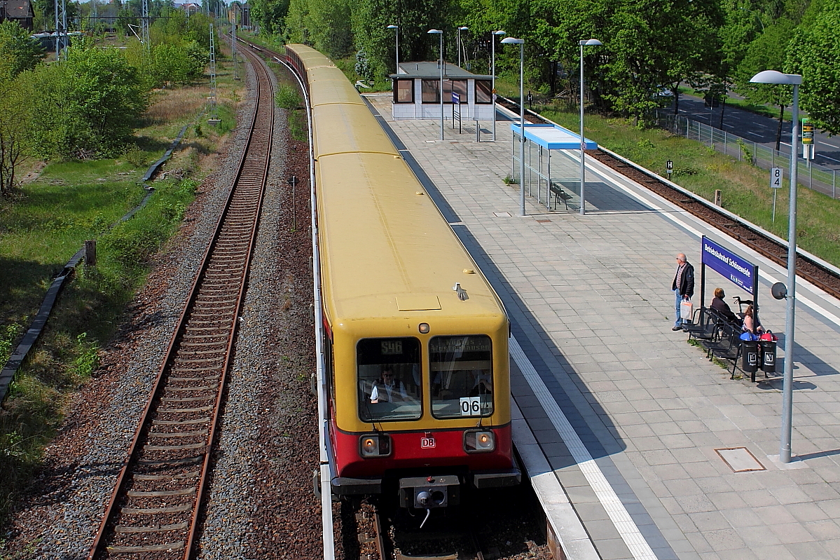 Der S-Bahn 485_885 aufs Dach geschaut, die S 46 nach Königs Wusterhausen.
So gesehen am 26.04.2014 von der Fußgängerbrücke am Betriebsbahnhof Schöneweide.
