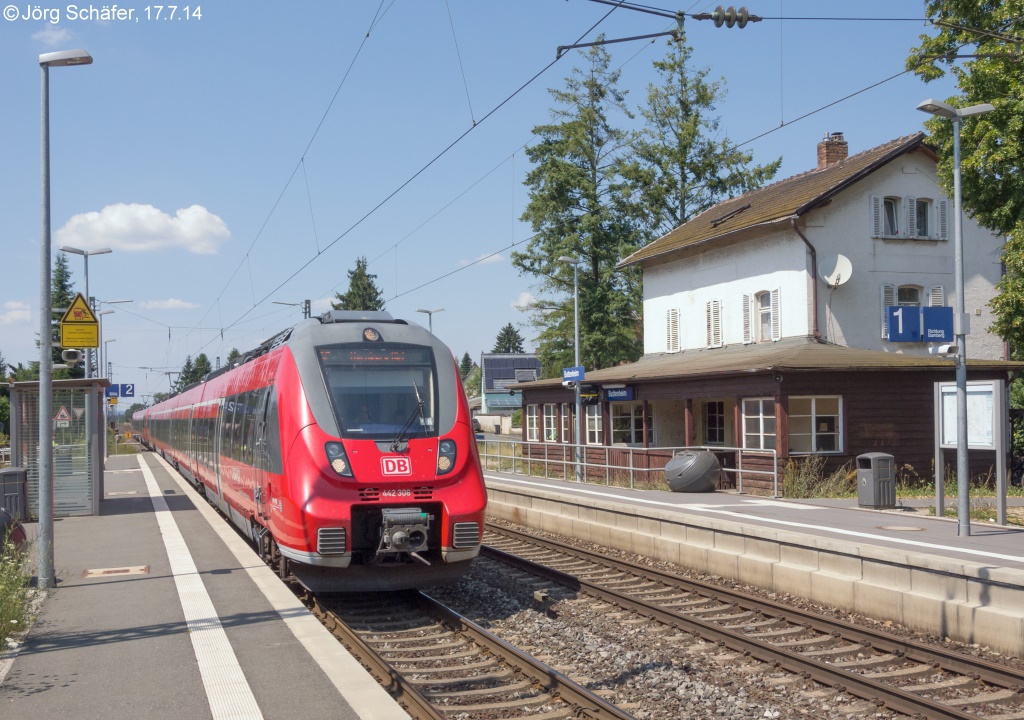 Der  S-Bahn-Ausbau  im Sommer 2010 fiel in Buttenheim besonders bescheiden aus, es wurden nur die beiden Außenbahnsteige erhöht. 442 306 fuhr als  Franken-Thüringen-Express  nach Nürnberg Hbf durch Gleis 2. 