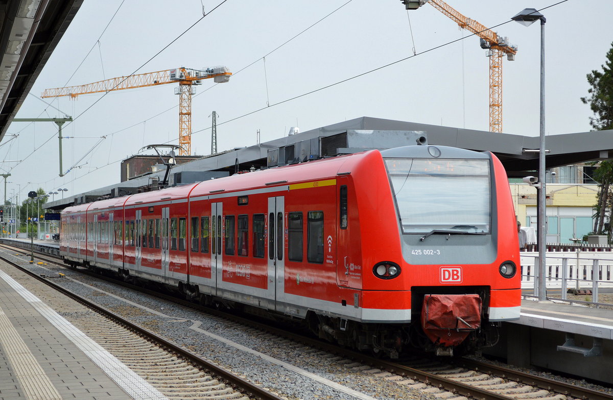 Der S-Bahn Verkehr innerhalb von Magdeburg und Umgebung wird mit Elektrotriebzügen der BR 425 gefahren, hier 425 002-3 am 20.07.18 Magdeburg Hbf. Da am Hbf. immer noch die Großbaustelle im Bereich der S-Bahngleise tobt fährt die S-Bahn im Moment die Bahnsteige des Nah- und Fernverkehrs im Hbf. an.